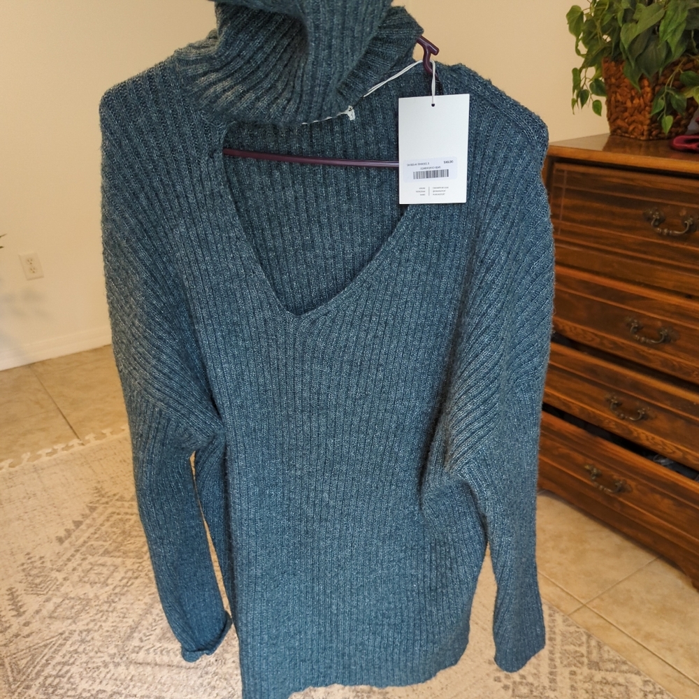 Oversized Ribbed Turtleneck - Picture 8 of 12